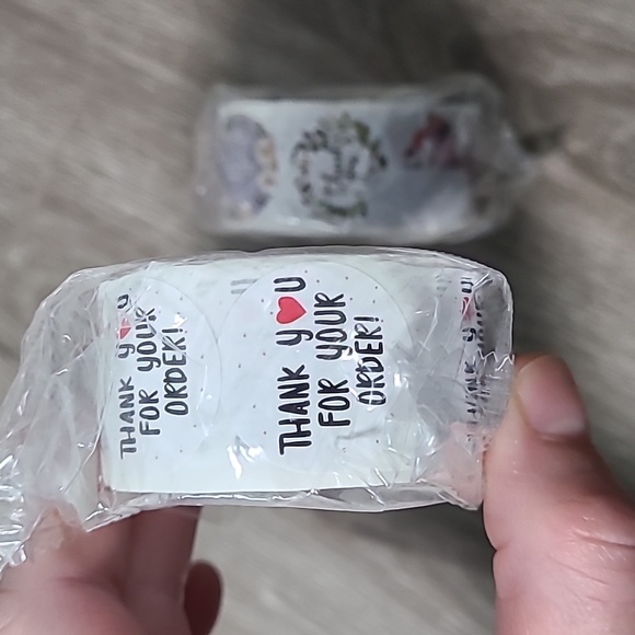 2 sticker rolls new in package 500 stickers each roll- 1000 stickers - Picture 2 of 4